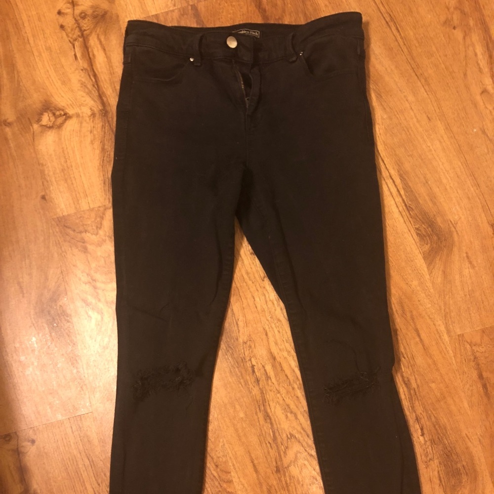 Ripped ankle jeans